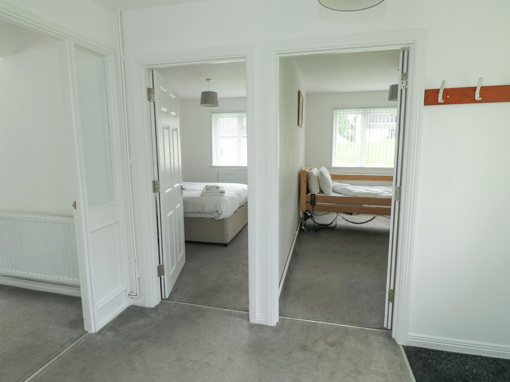 Harcombe House Bungalow 1