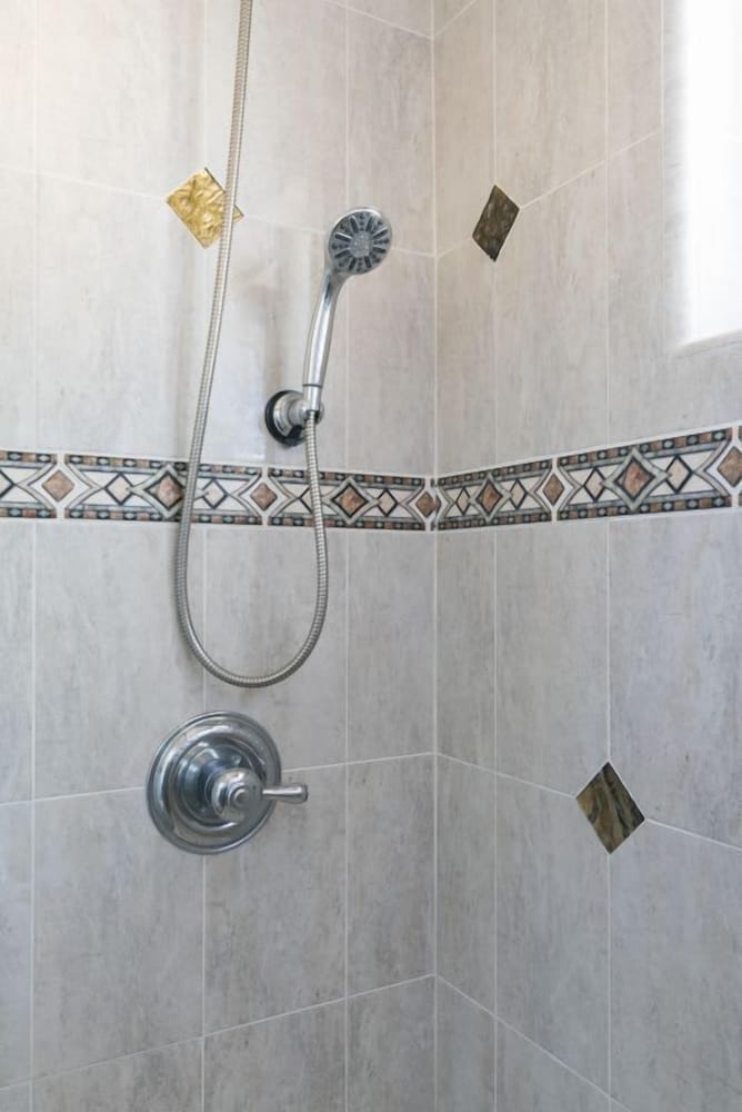 Charming Spacious Home - Modern Comforts, Prime Location