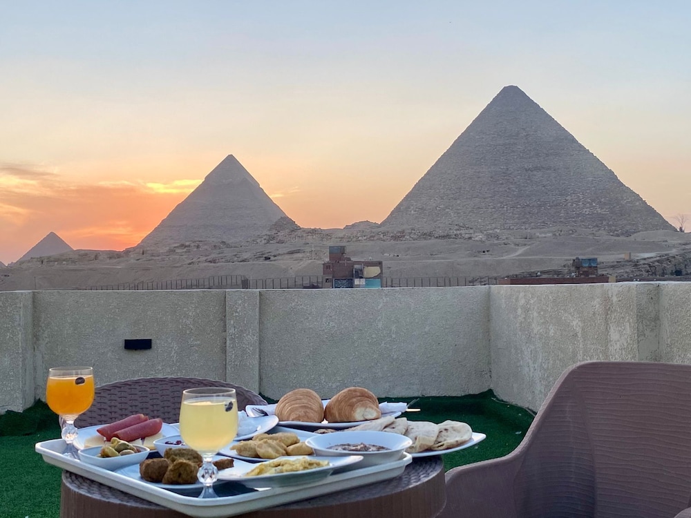 Isis pyramids view inn