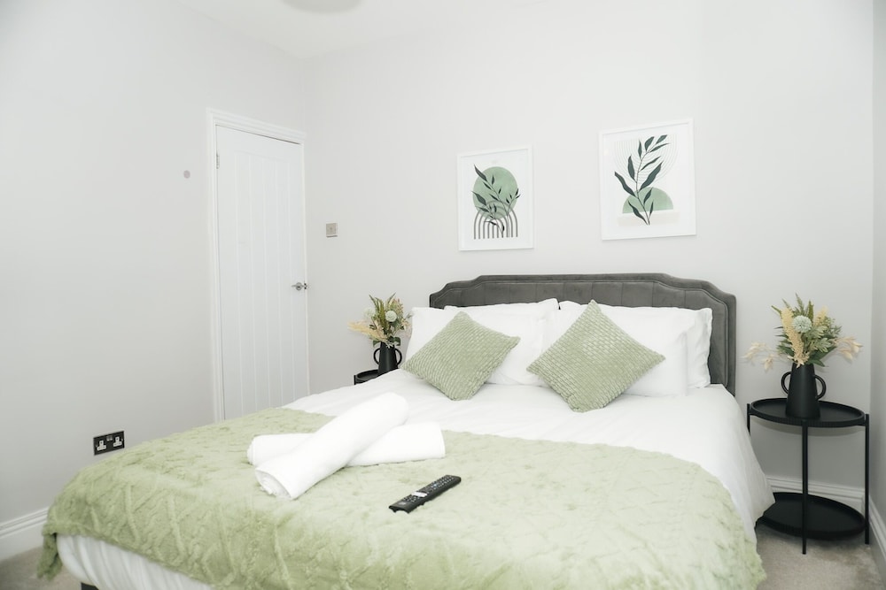 3 Bed-sleeps 7-garden-parking-town Centre