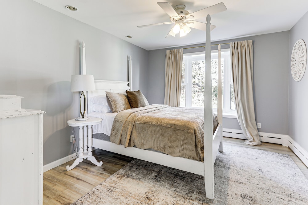 2 Mi to Uscg Academy! Convenient New London Home