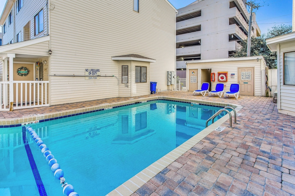 Walk to Ocean: Myrtle Beach Townhome w/ Patio