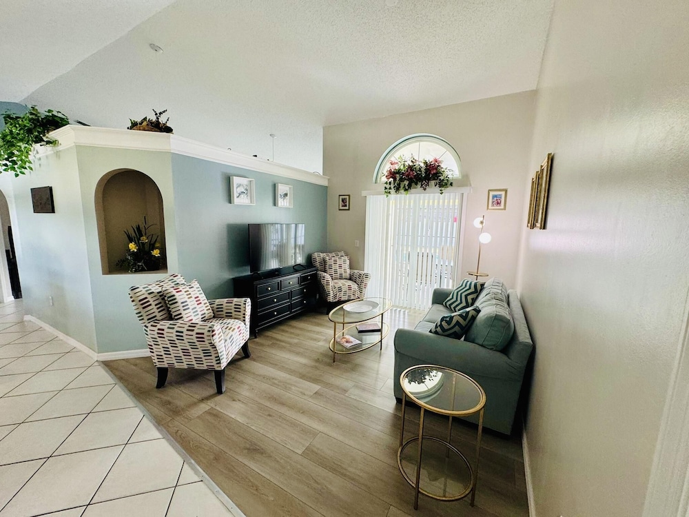 Amazing 3/2 Vacation Home With Private Pool!!