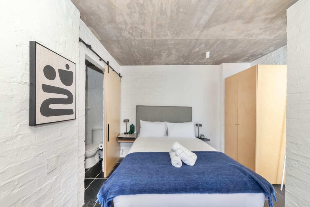 Seaside Studio Apartment, 9 Mins to Queens Beach! view 2