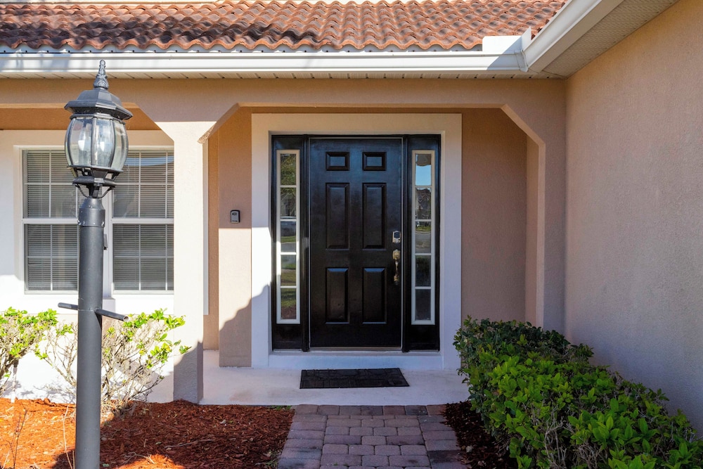 Beautiful 5Bd Single Family w Game Room 106 Lake Wilson Preserve view 4