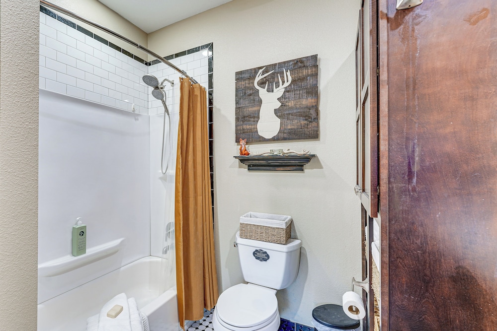 Hot Tub Soaks & Outdoor Fun: Fayetteville Cabin