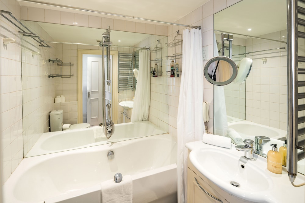 Sleek Simple & Peaceful 1Bd Flat Kensington