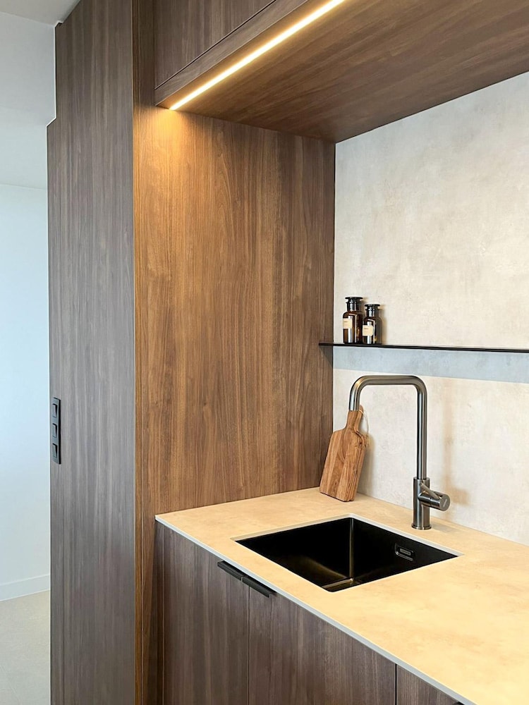 Huswell - Renovated Beachfront Apartment