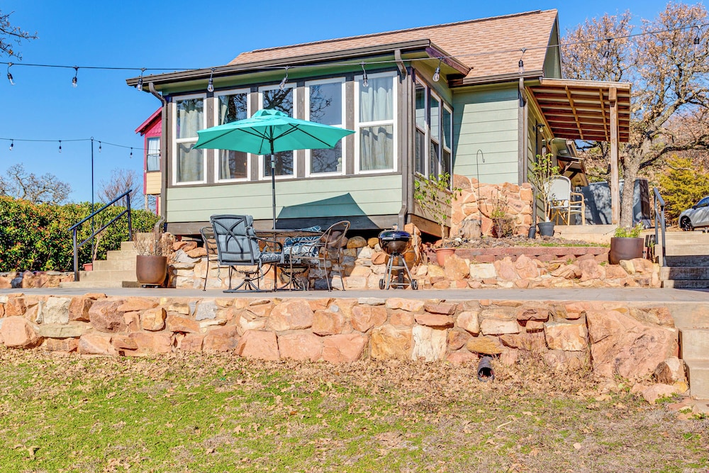 1/2 Mi to Lake Lawtonka: Mtn-view Haven!