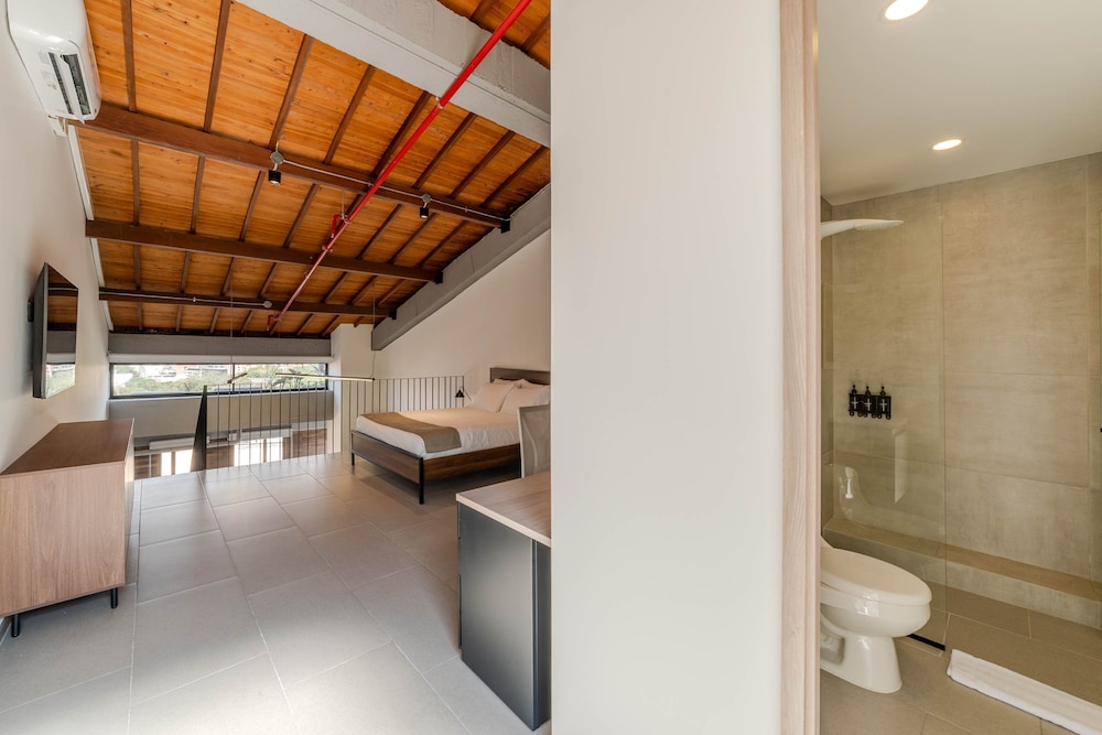 W Contemporary Loft w AC in Trendy Laureles