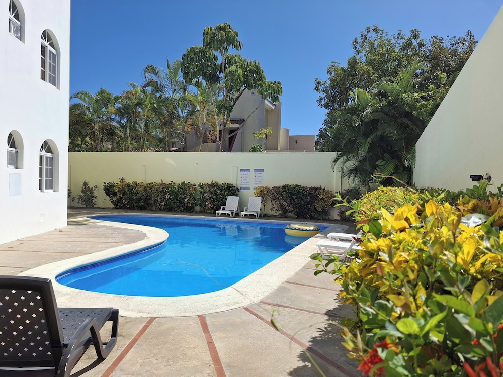 2-bedroom Beach Apartment With Pool Costambar