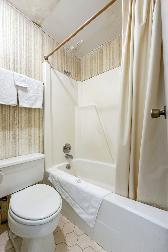 Louisville Inn By Oyo Louisville Municipal Airport