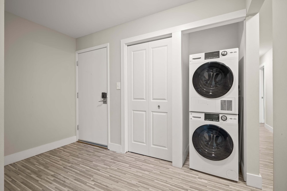 Relaxing 2BR 2BA Unit in the City
