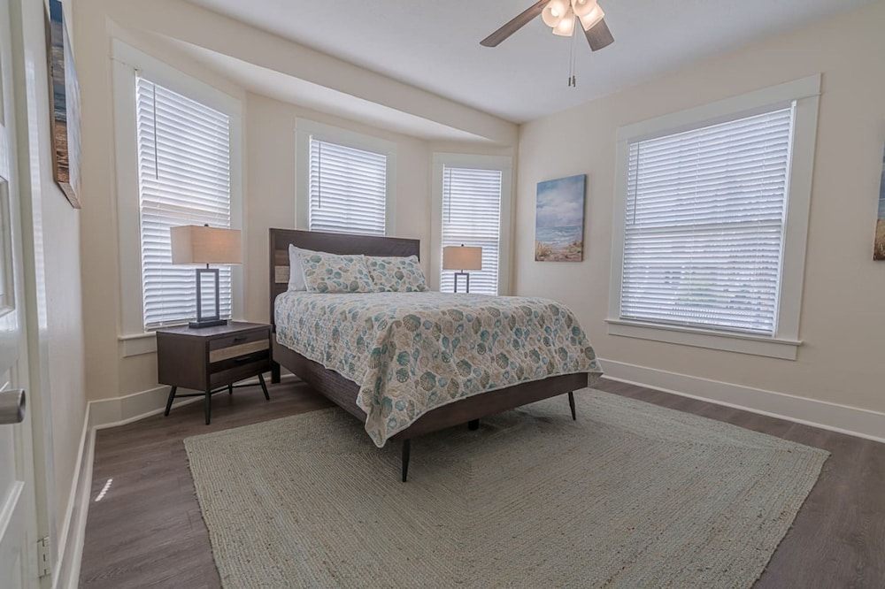 Uptown Cottage 2 Minutes to The Strand and Utmb
