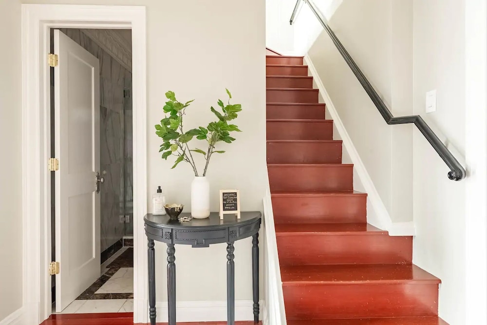 Lofty Bright Greenwich Getaway w Private Rooftop