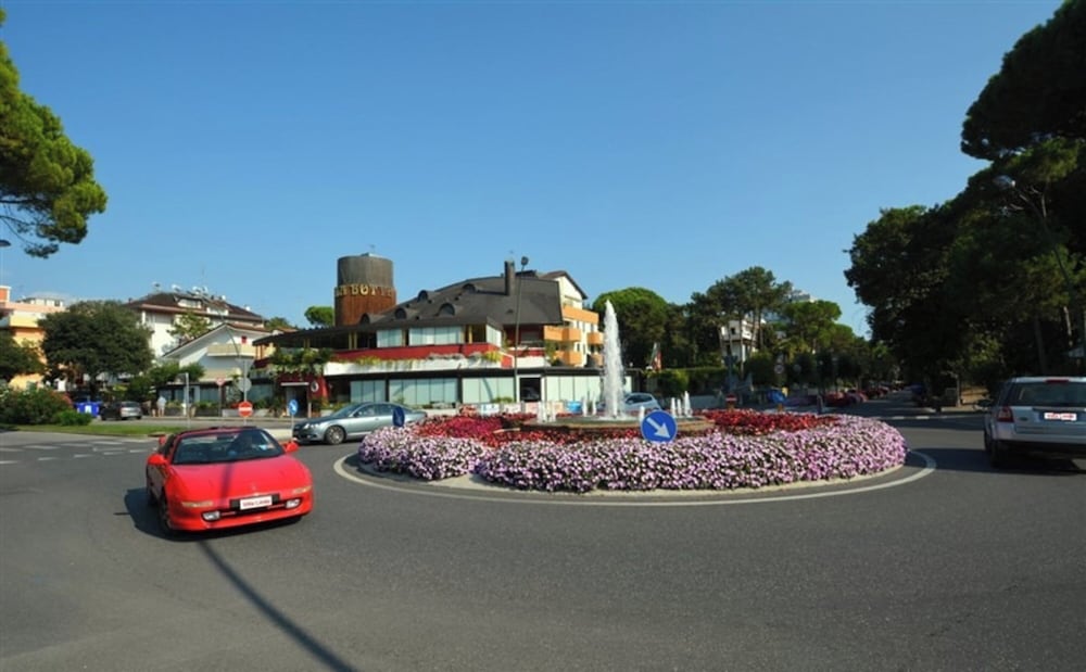 Functional Flat With Balcony for 7 Guests in Lignano Sabbiadoro
