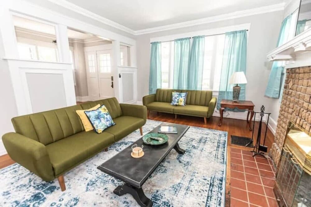 29th Street Trendy Lakeview Craftsman 8