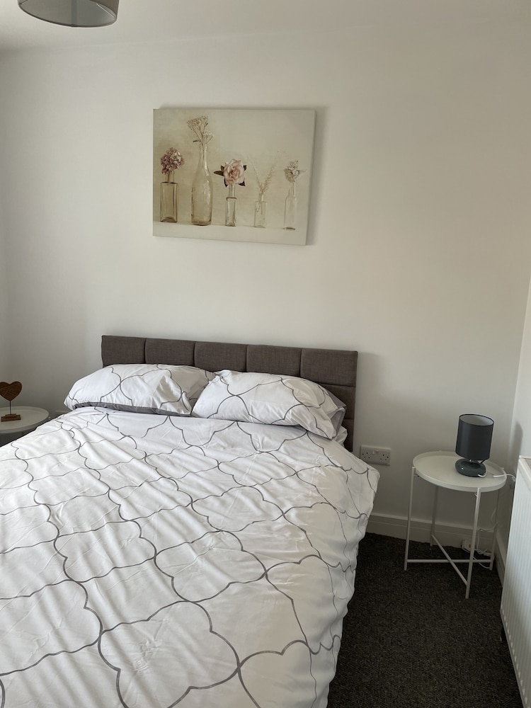 Impeccable 1-bed Apartment in Chesterfield view 3