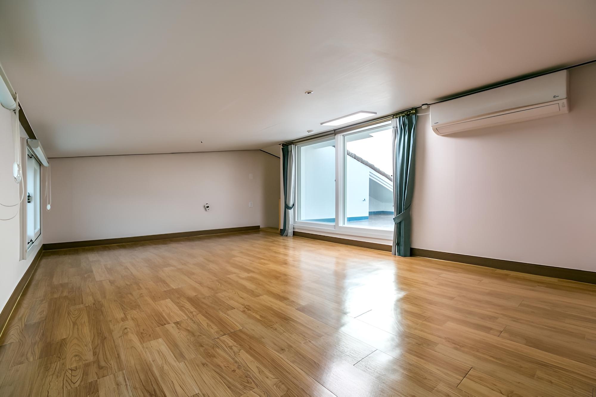 Tongyeong Beach Castle Hotel