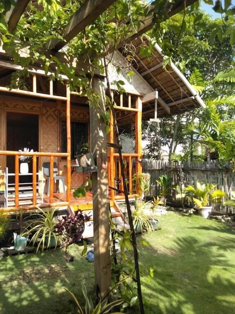 Titanic's Nipa Huts by Hiverooms