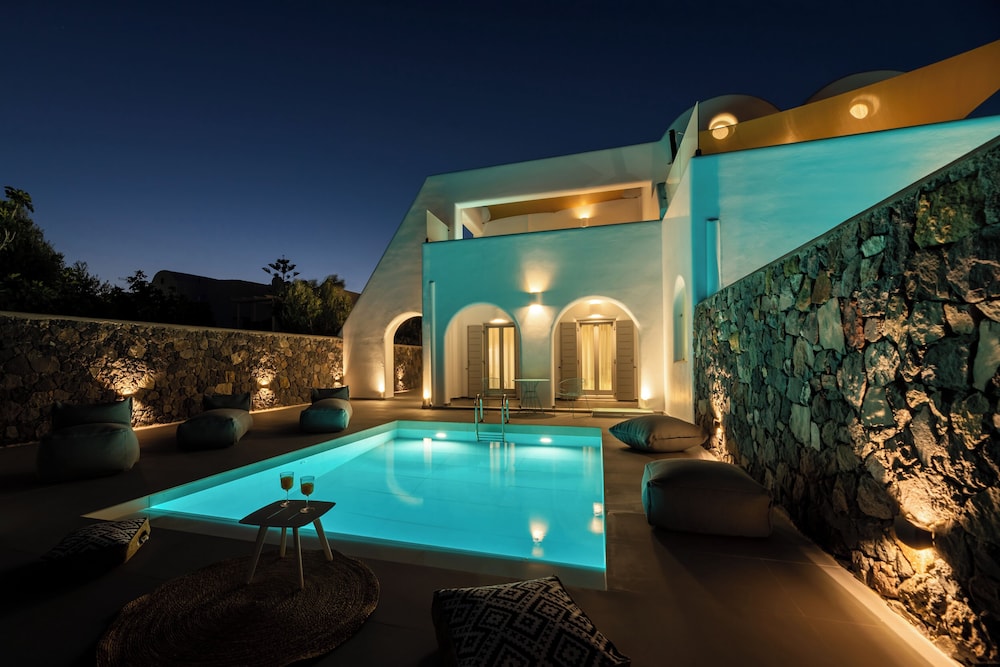 MODERN DOME HOMES OF SANTORINI