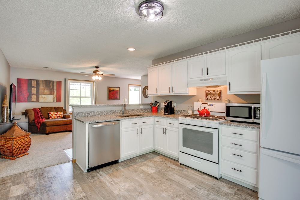 ~ 1 Mi to Shopping & Dining: Quiet St Joseph Home