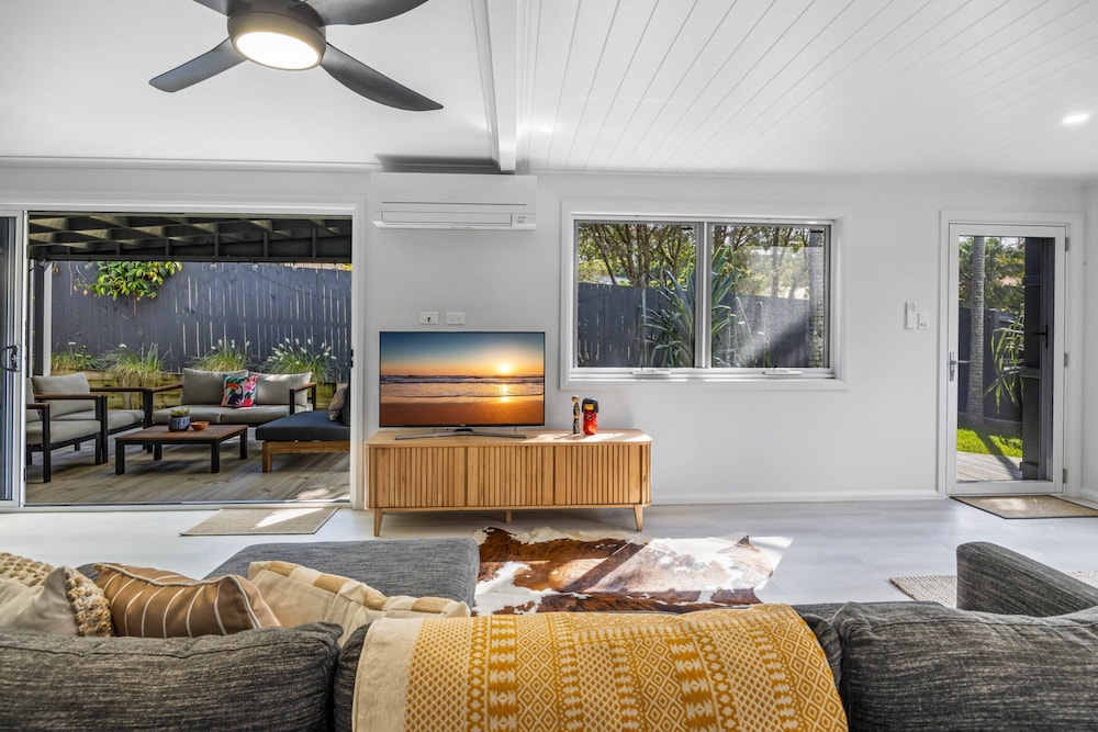 Trendy 2-bed Home With Outdoor Entertainment