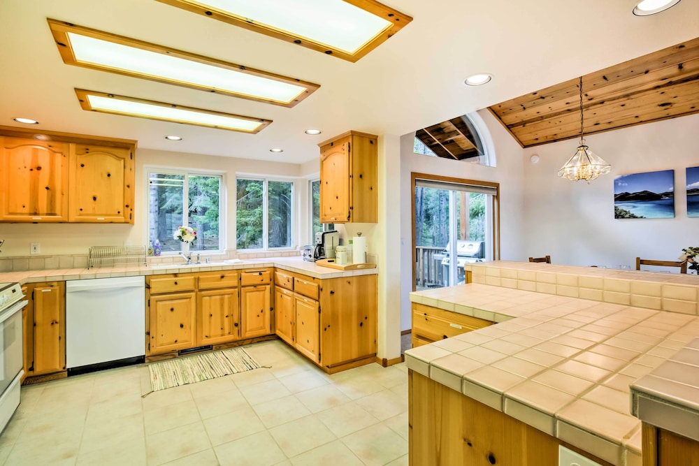 Lake Tahoe Vacations - Tahoe Donner Cabin: Deck, Trail Access, EV Charger - Property Image 21