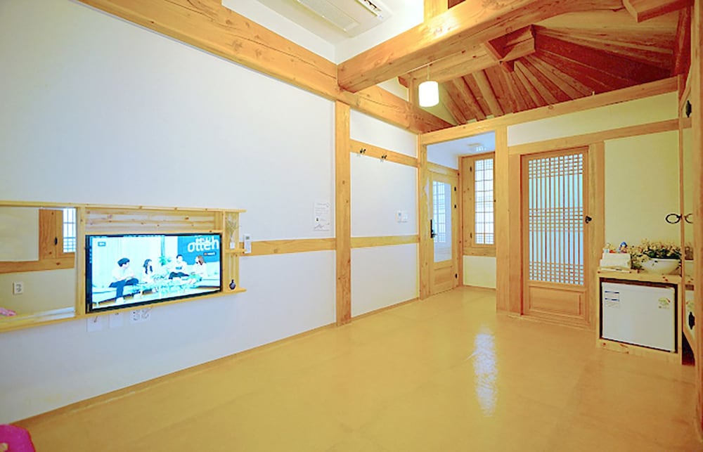 Lee Ga Hanok