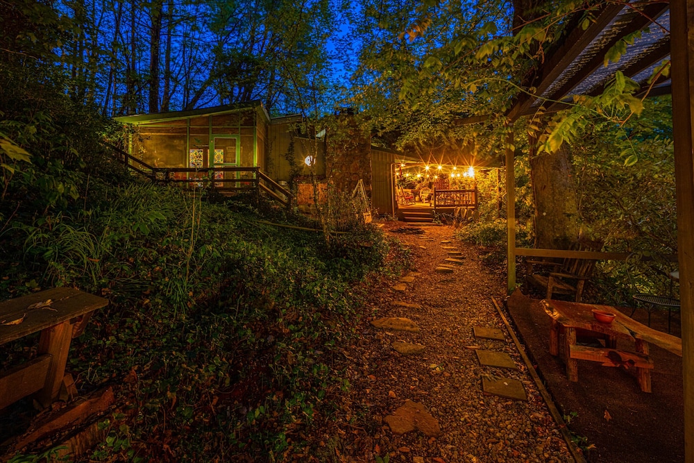Bear Creek Lodge and Cabins in Helen Ga - Pet Friendly, River on Property, Walking Distance to downtown Helen