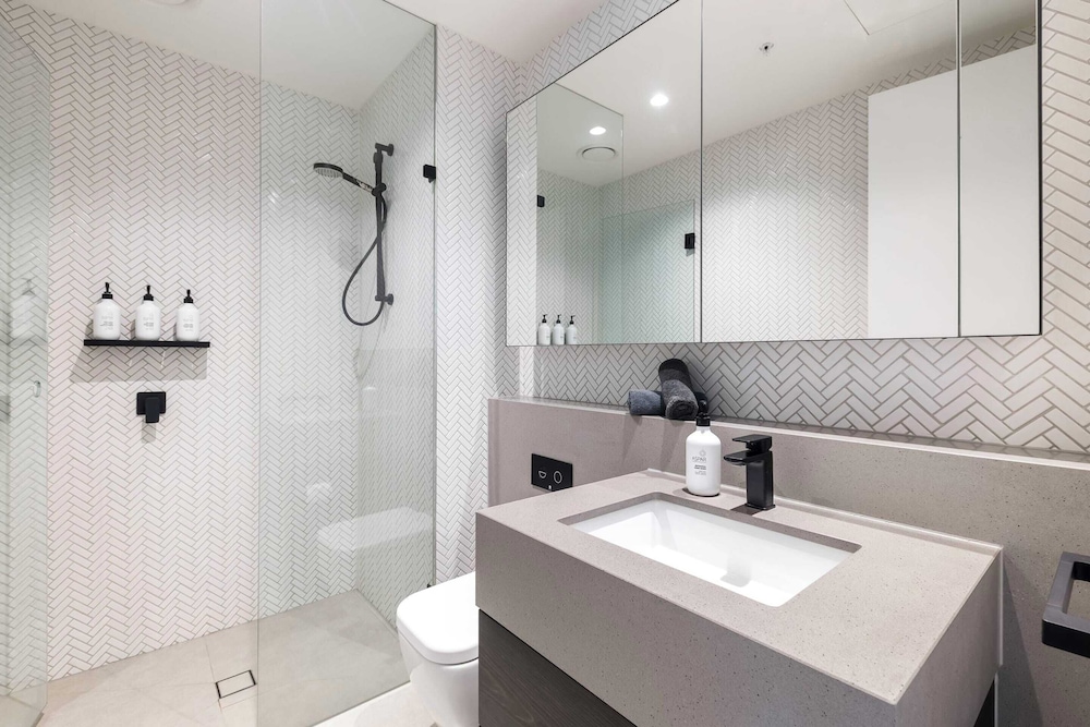 Luxuria Apartments - Collins House
