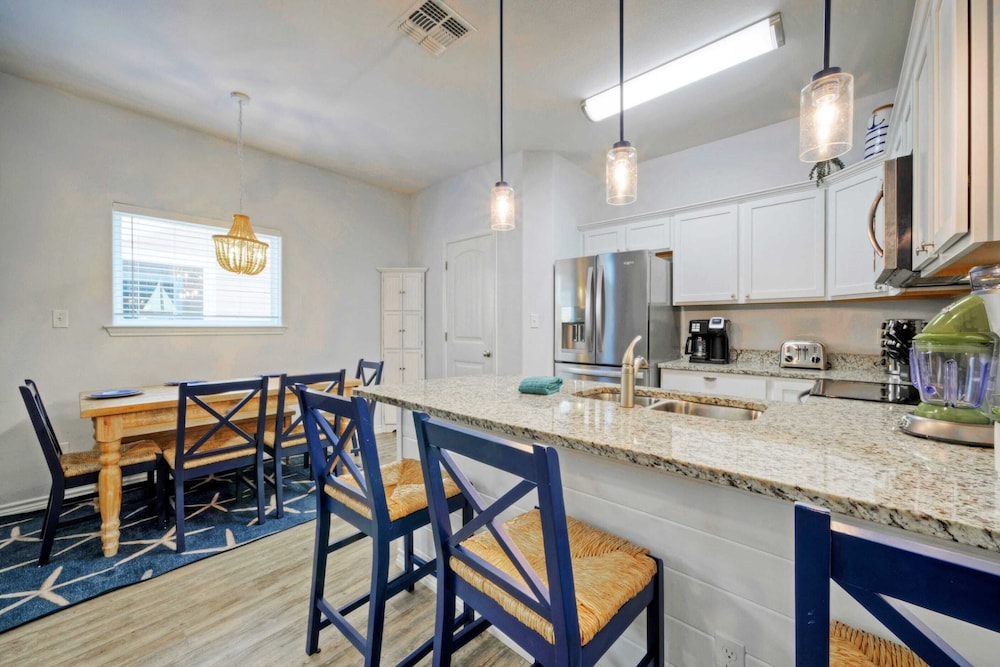 Sleeps 29, 3 Homes Beachside Resort Pool, Walk to the Beach