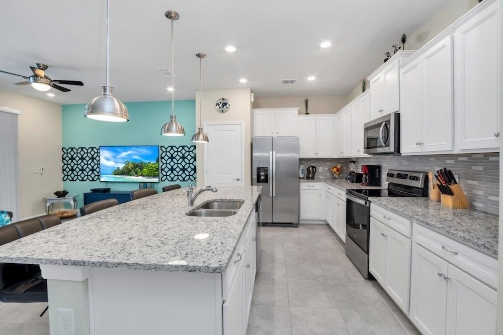 5 Bed Townhome! 5 Bedroom Townhouse by Redawning - Image 2