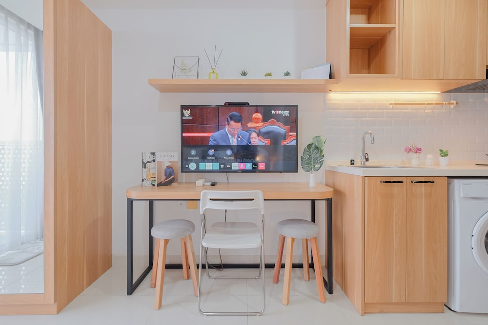 Cozy And Minimalist Studio At West Vista Apartment