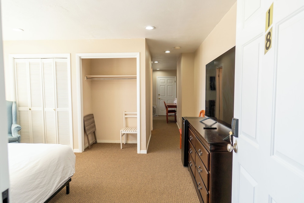 Road Creek Inn