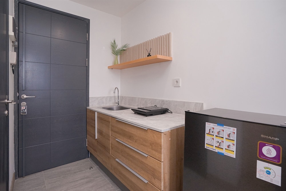 Warm Cozy Studio Room at Collins Boulevard Apartment