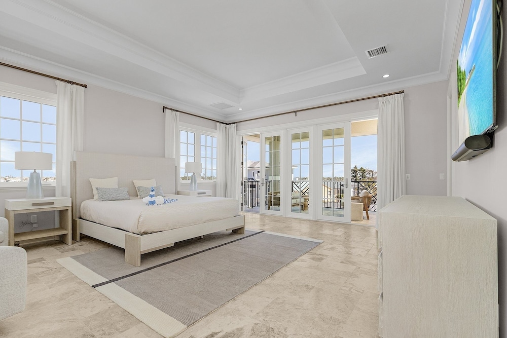 260 Coastal Luxe Retreat: 5bd/4.5ba, Pool & Spa, Water Views 5 Bedroom Home