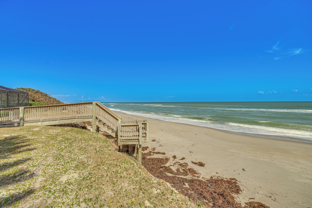 Beachfront Melbourne Beach Retreat w/ Pool Table!