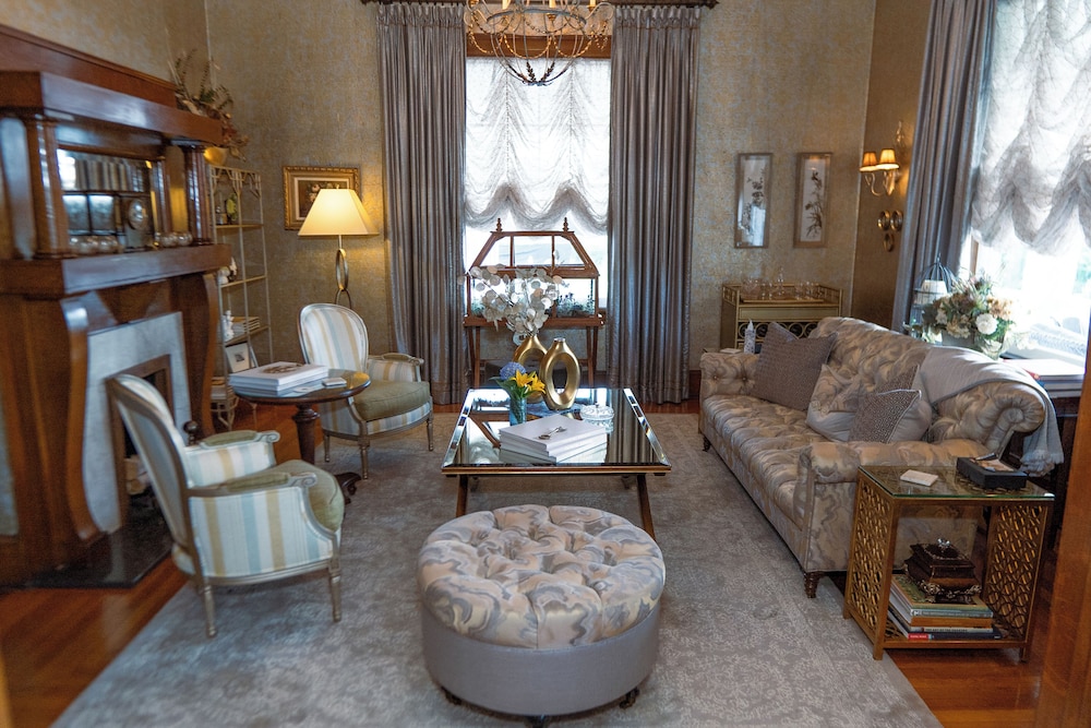 Pandora's Manor Bed & Breakfast
