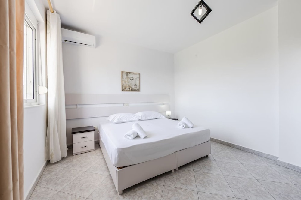 Modern Home With Wifi and Beach Access Golem