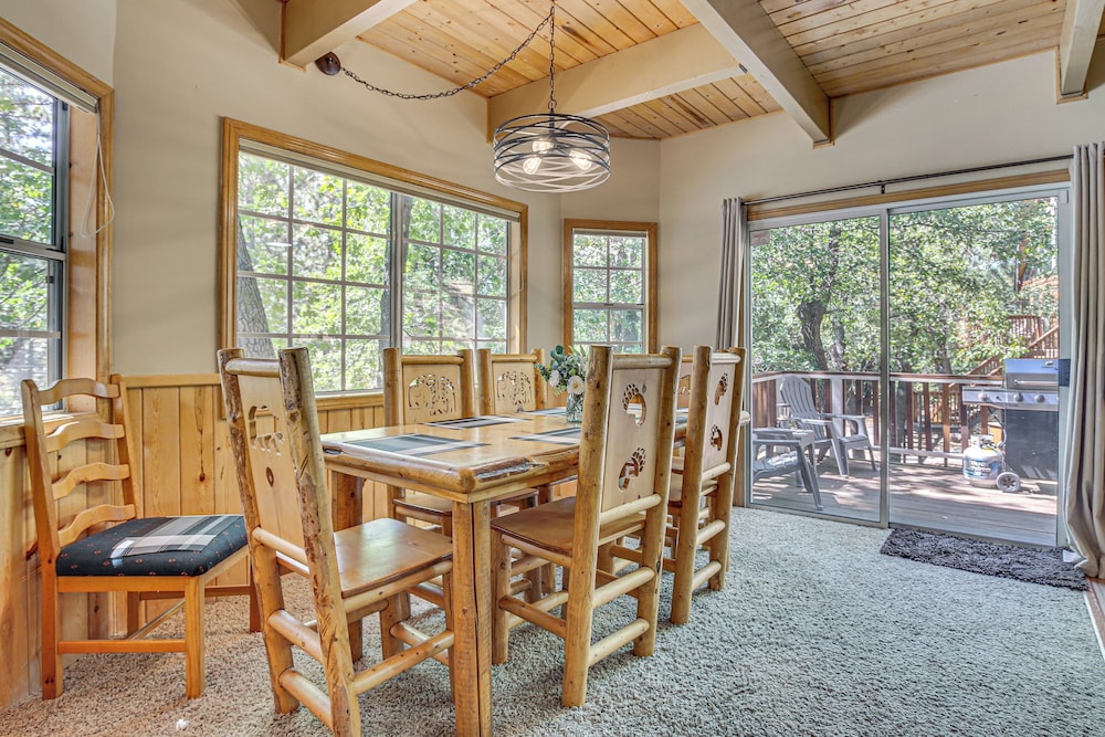 Big Bear Lake Cabin w/ Deck, Grill & Fireplace!