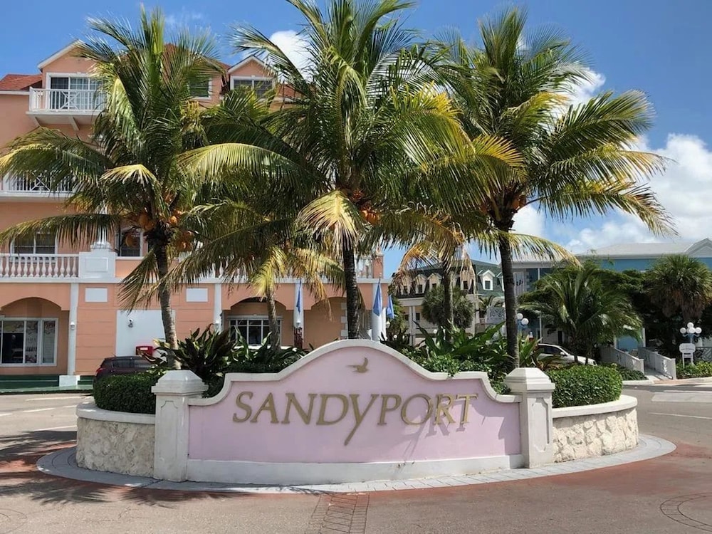 Beautiful Fam-friendly Property w Access to Sandyport Beach Resort