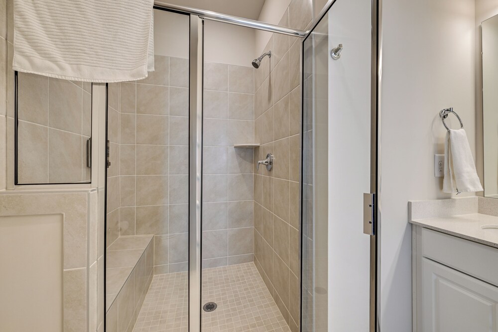 2 Mi to Uptown Charlotte: Family Townhome!