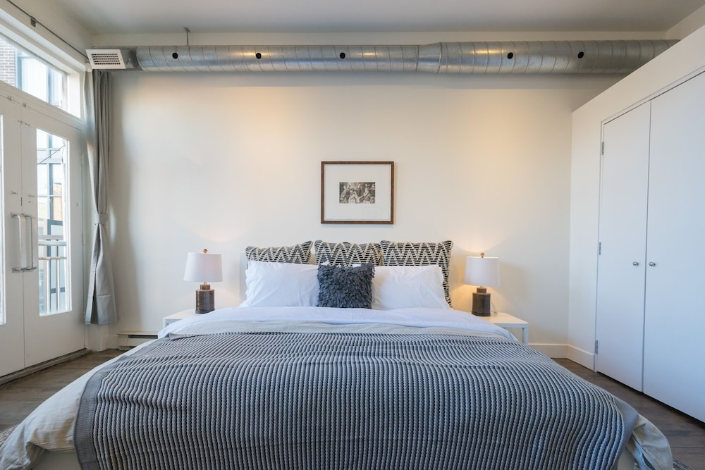 Applewood Suites - The Ossington Loft - Image 3