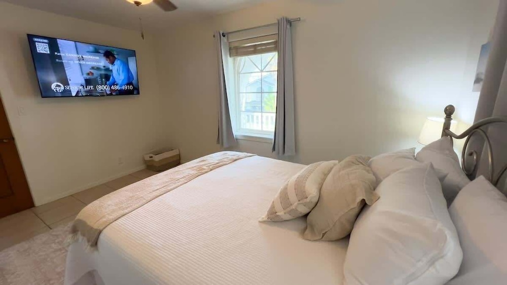Fun Retro Island Vibe Sleeps 17 Beach 1 Block 4 Bedroom Home