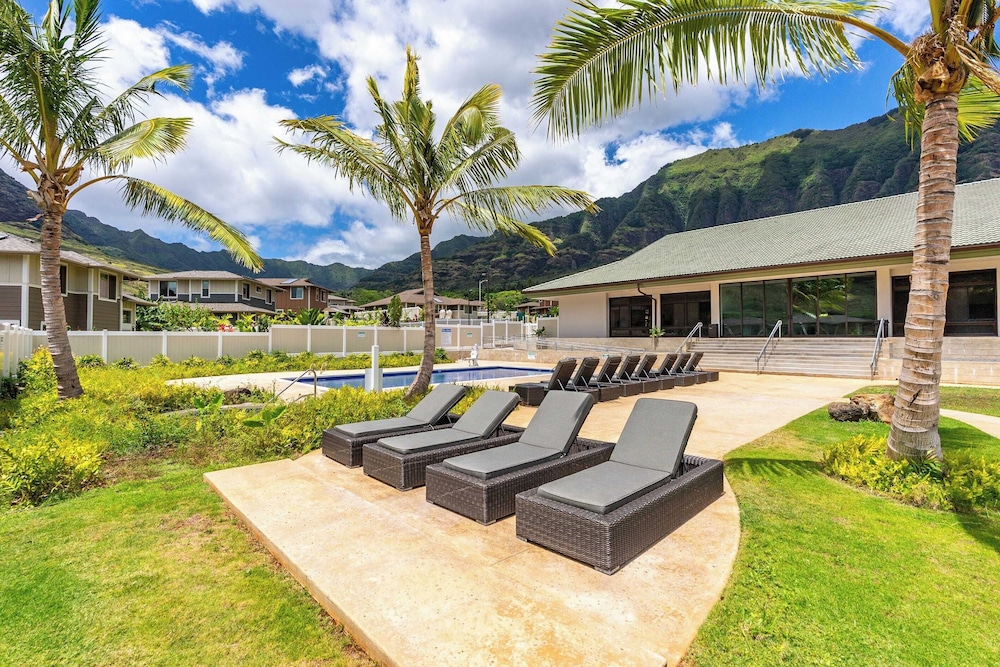 Sleeps 16, 2 Homes Ocean Views, Shared Pool + Gym, Near the Beach Avantstay