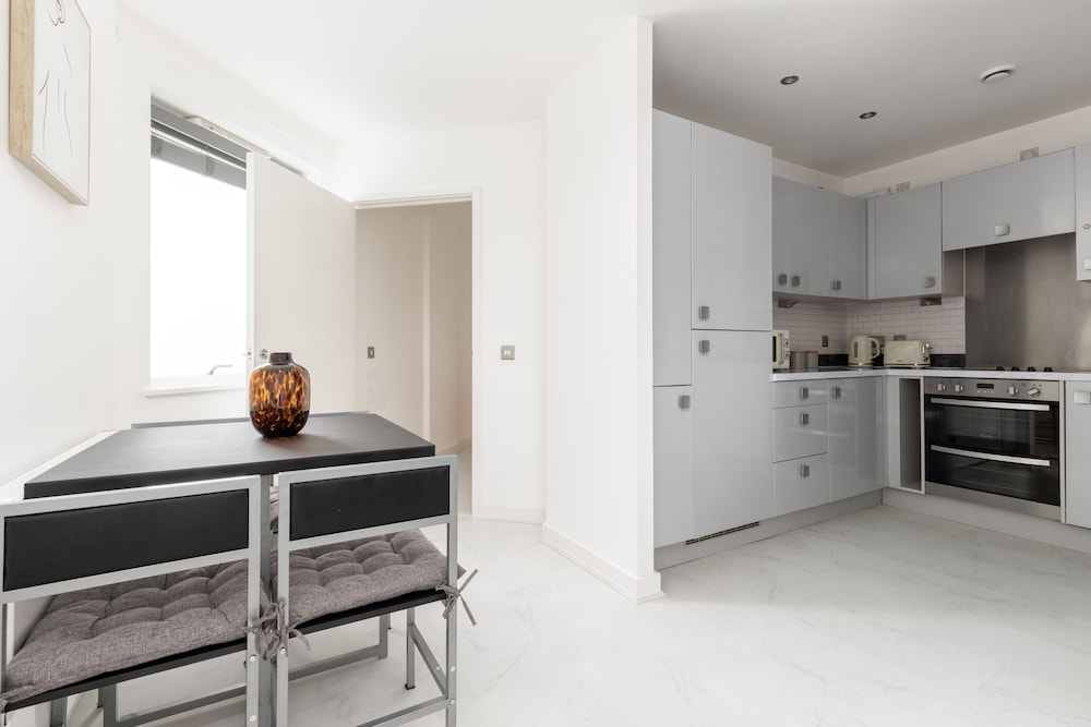 Luminous 2 Bed Balcony Flat in Islington