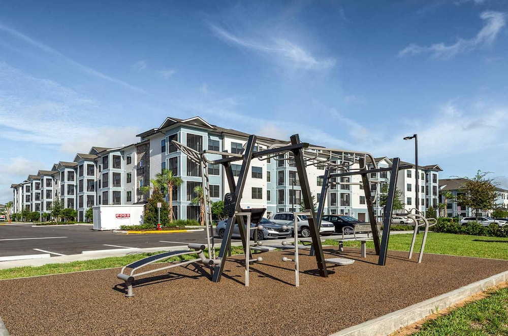 Monarch Apartments 15m to Parks, Pet Friendly, Free Parking by Heavenly Homes
