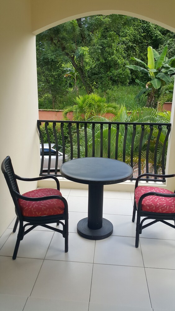 2 Bed Apt with Balcony at Runaway Bay