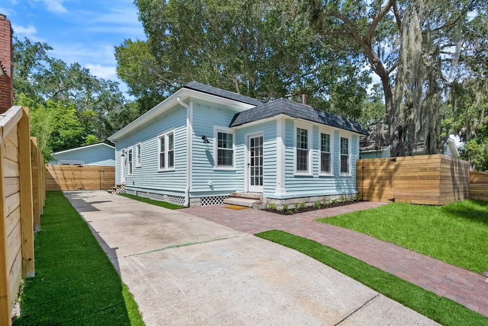 Newly Renovated Whimsical Cottage 2 Beds Hot Tub